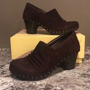 NEVER WORN! Brown Suede Dansko Heel with Rivets